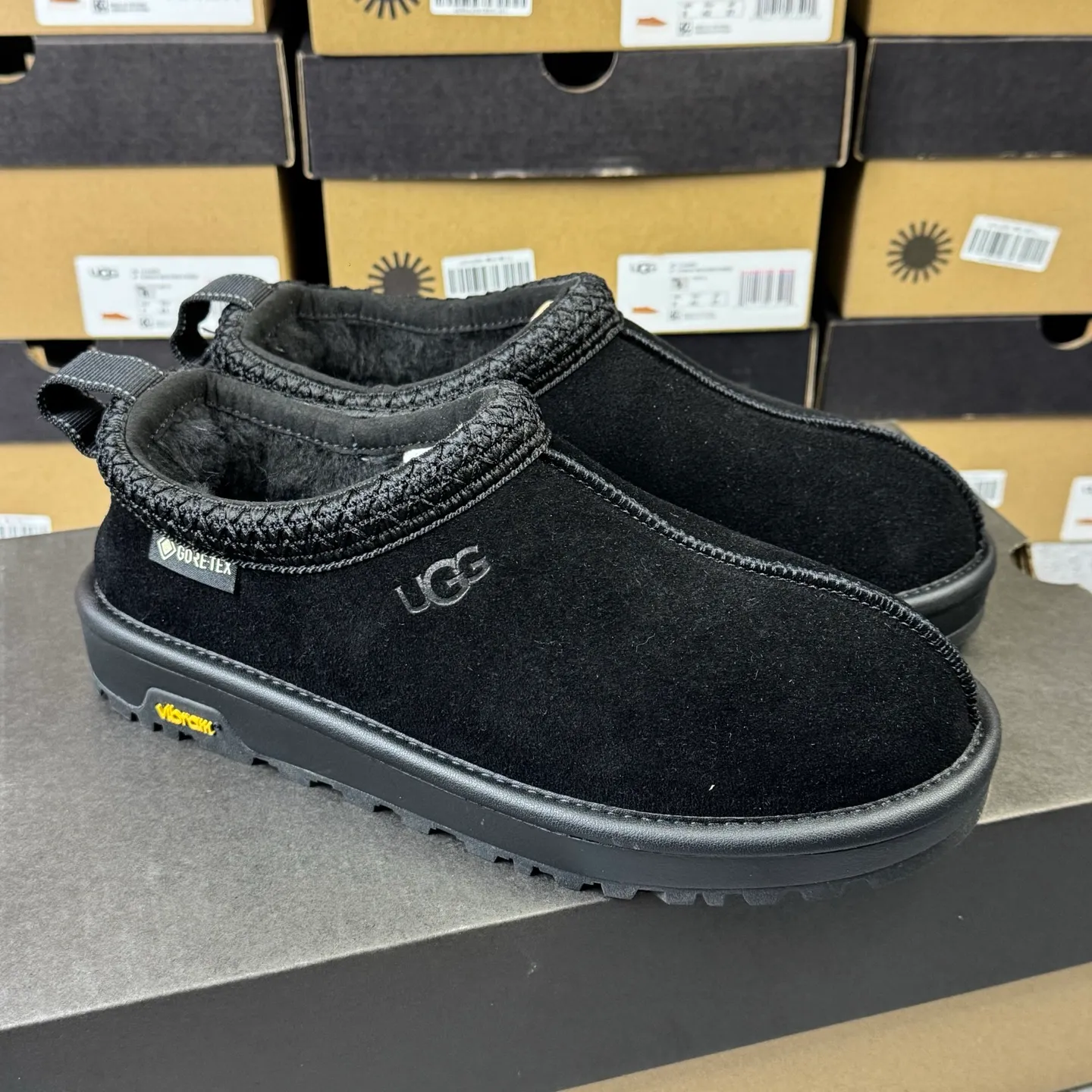 Pick up locally 💰520. The core recommendation is good price. The platform is exclusively for foreign trade. UGG Tasman GTX winter neutral snow shoes 1172790. Produced by ten-year-old brand shoemaking factory production line. Pay attention to every detail. Longfeng A-grade genuine sheep fur. Completely built in accordance with the ZP process. Size: 35 36 37 38 39 40 41 42 43 44 45